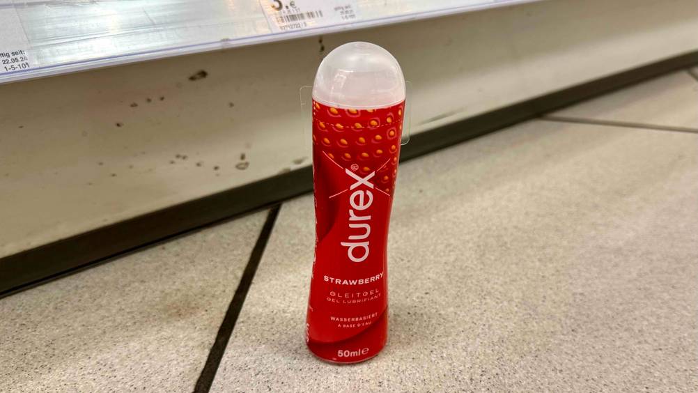 Vor einem Regal auf dem Boden steht ein Durex-Gleitgel im Test.