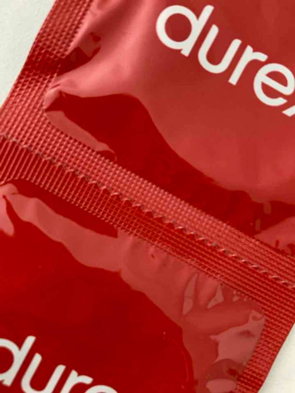 Blick auf die Perforation von zwei Packungen Durex-Kondomen im Test.