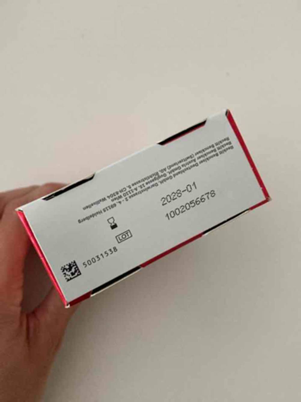Auf der Unterseite der Verpackung von getesteten Durex-Kondomen stehen Hinweise zum Ablaufdatum.