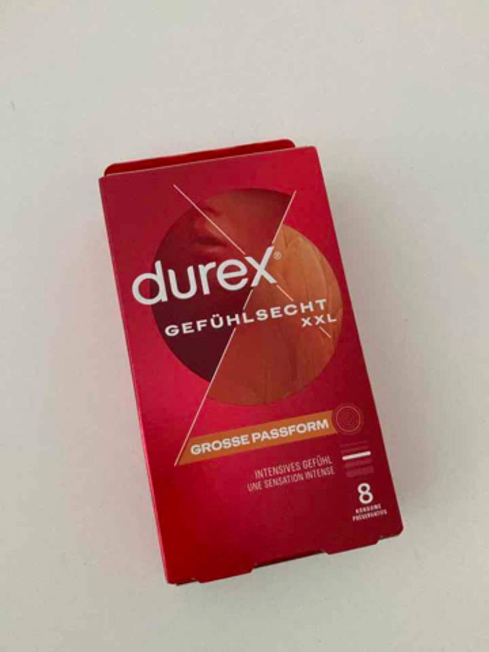 Durex-Kondom-Test: Auf der Vorderseite der Kartonverpackung stehen Informationen zur Packungsgröße.