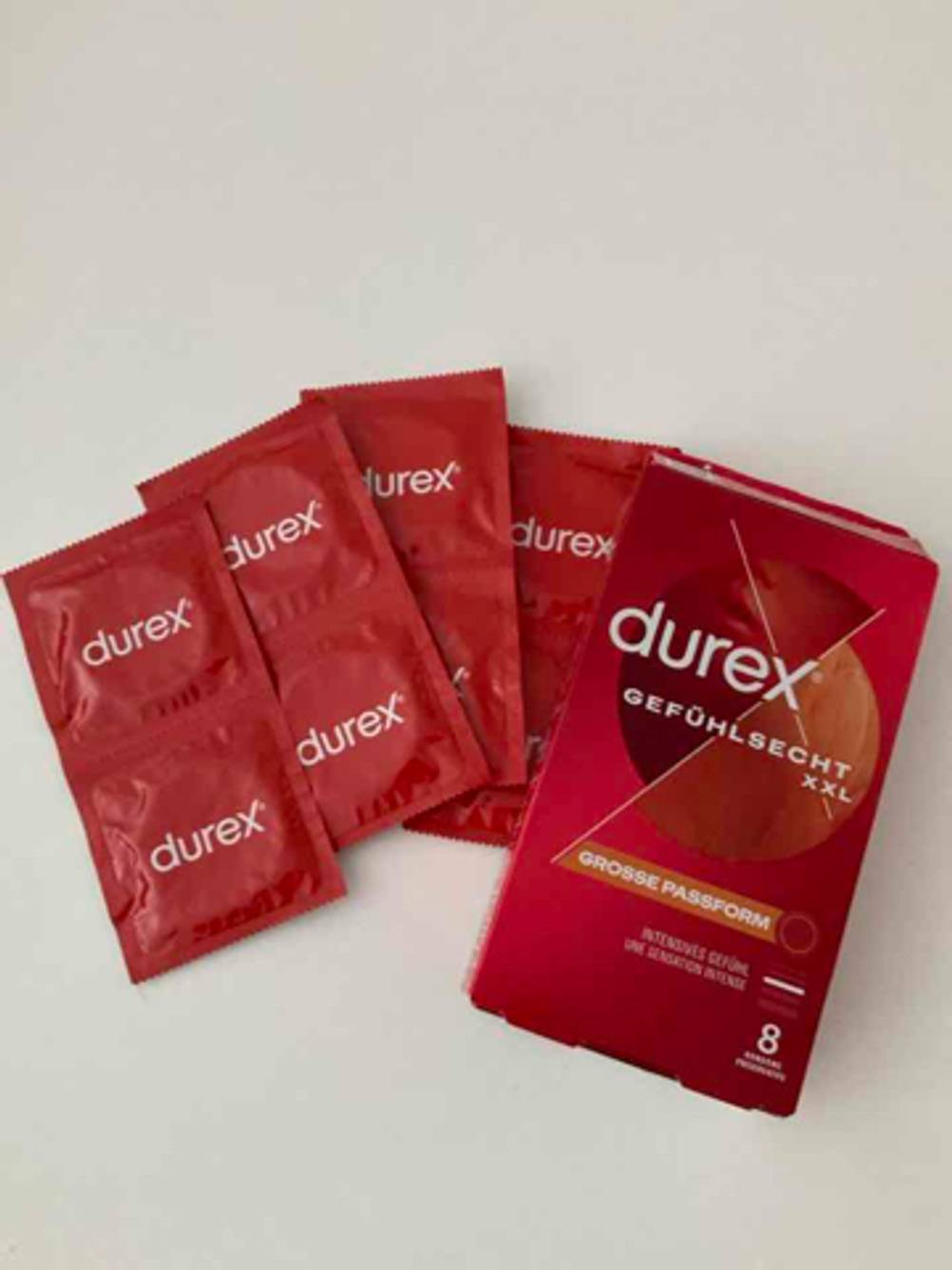 Durex-Kondom-Test: Mehrere Packungen liegen neben der Kartonverpackung.