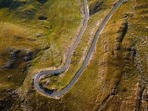 Eine Straße mit einer engen Kurve auf dem Sedlo-Pass im Durmitor-Nationalpark.
