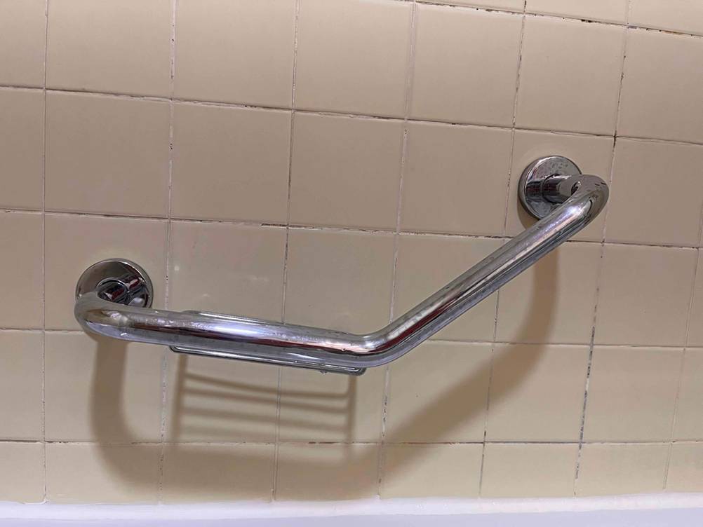 Duschablage mit Stange getestet: Stange hat silberne Farbe.