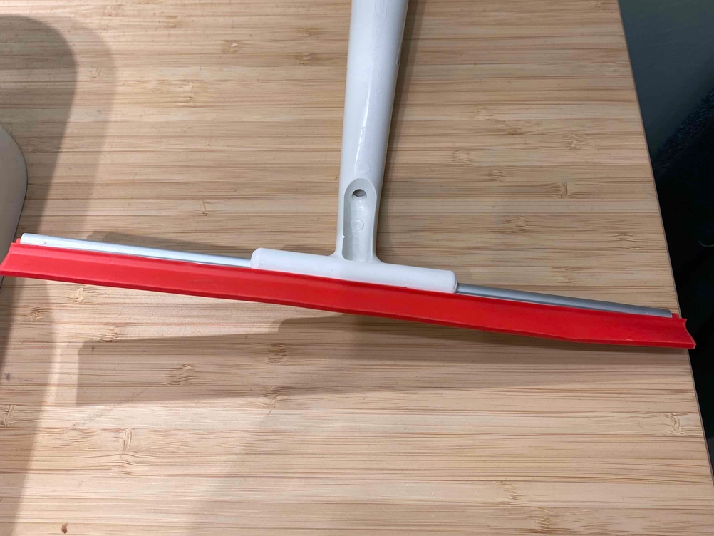 Duschabzieher getestet: Nahaufnahme des Abziehers von unten.