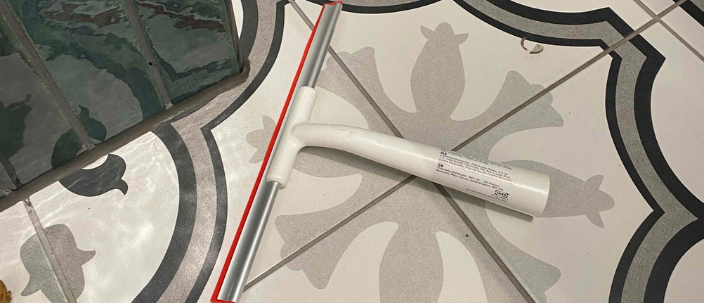 Ein auf dem Boden liegender Duschabzieher