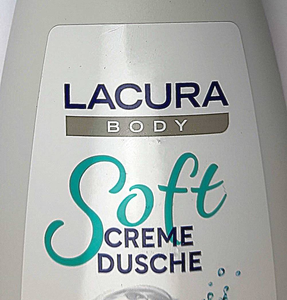 Duschcreme getestet: Nahaufnahme der Vorderseite mit Logo und Artikelbezeichnung.