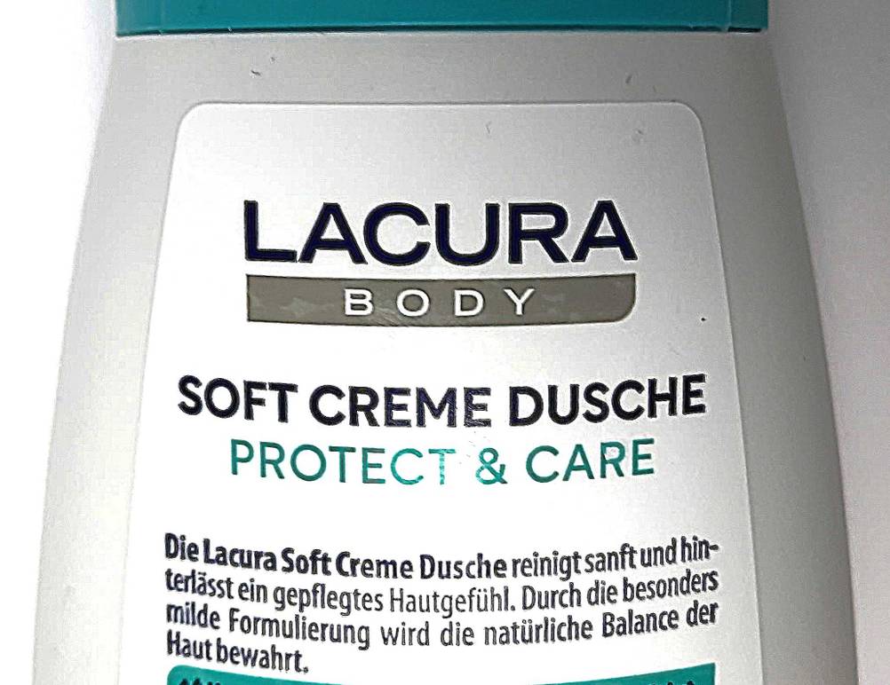 Duschcreme im Test: Nahaufnahme der Informationen auf der Packung mit Logo und Artikelbezeichnung.