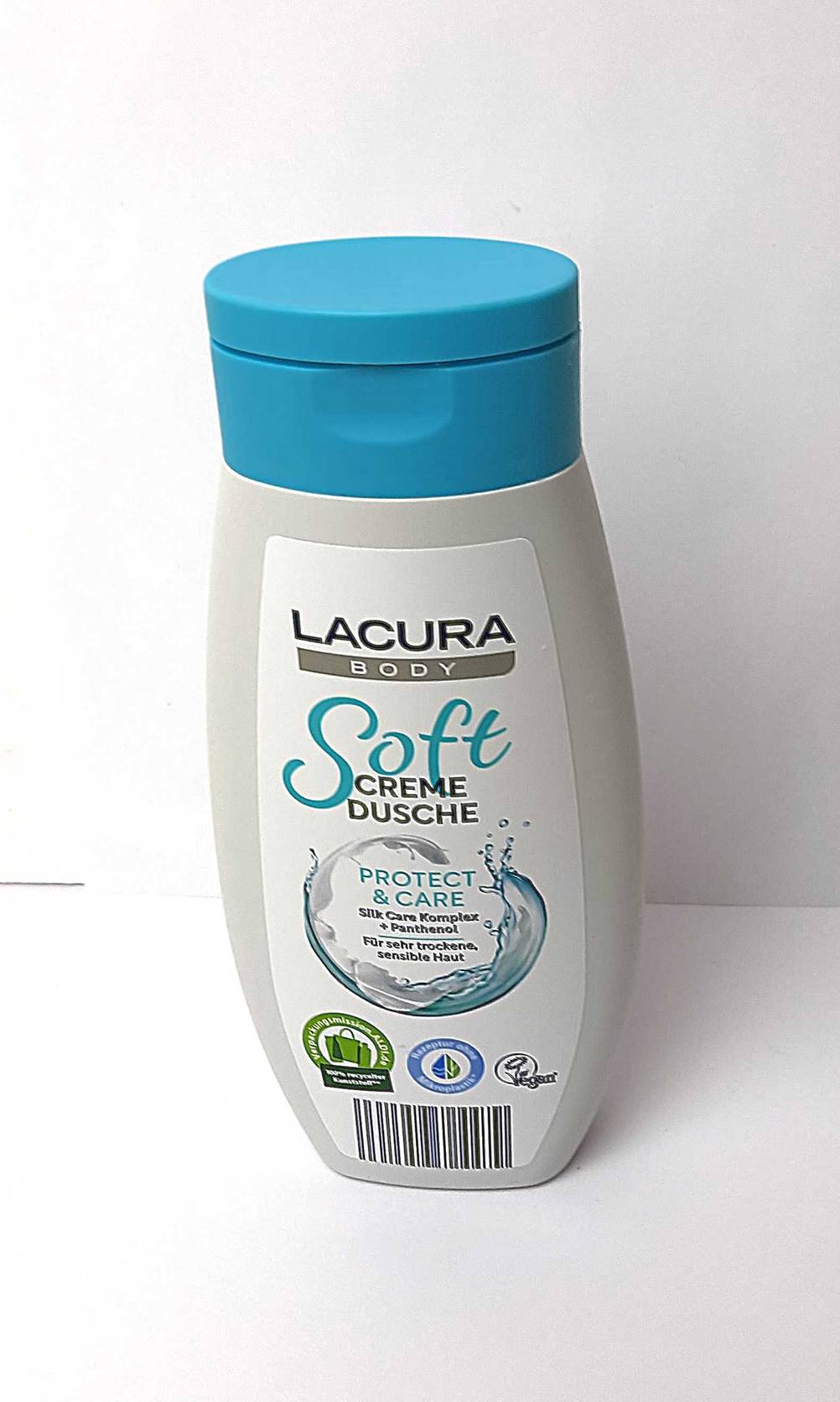 Eine Flasche Duschcreme im Test von vorne auf einer hellen Fläche.