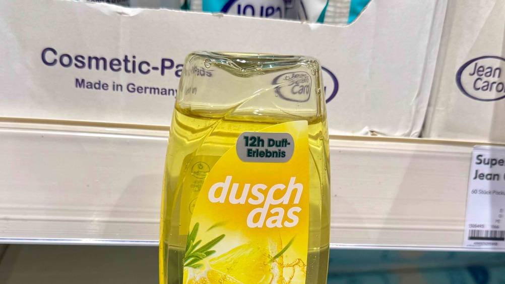 Duschdas-Duschgel im Test: Nahaufnahme des Logos auf der Flasche.