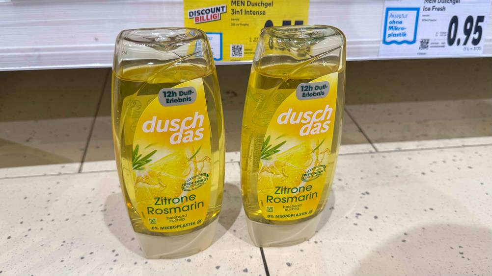 Vor einem Verkaufsregal stehen zwei Flaschen des getesteten Duschdas-Duschgel auf dem Boden.