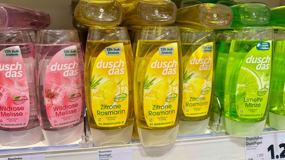 Mehrere Flaschen des getesteten Duschdas-Duschgel stehen in einem Verkaufsregal.