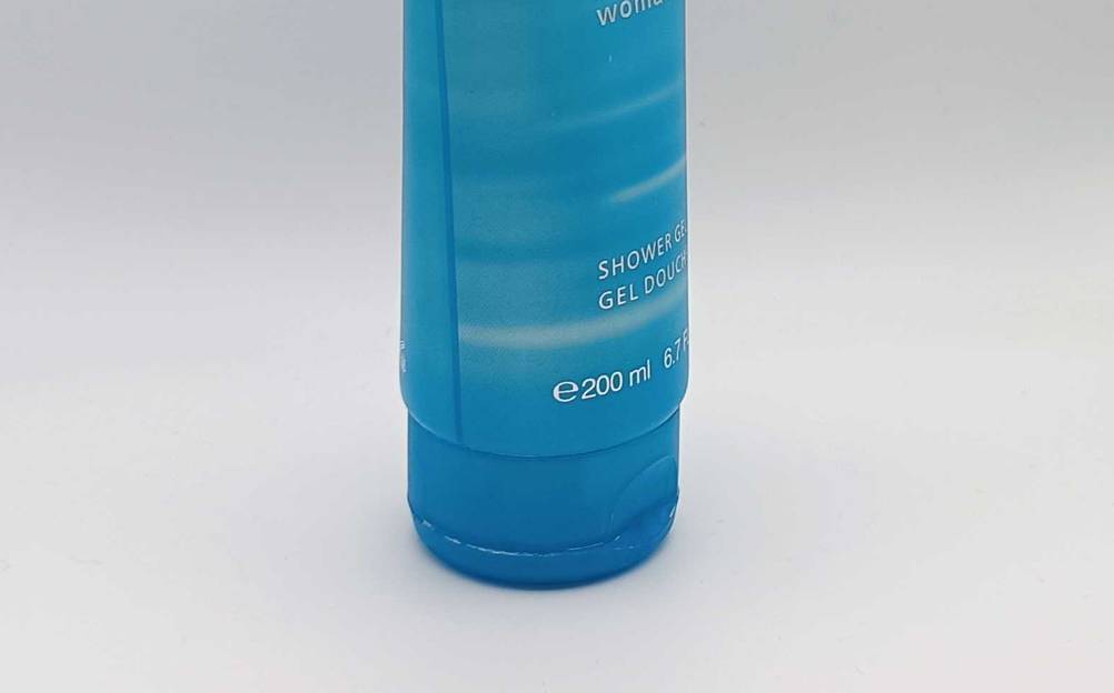 Getestet: Nahaufnahme des Verschlusses einer Tube Duschgel für Damen.