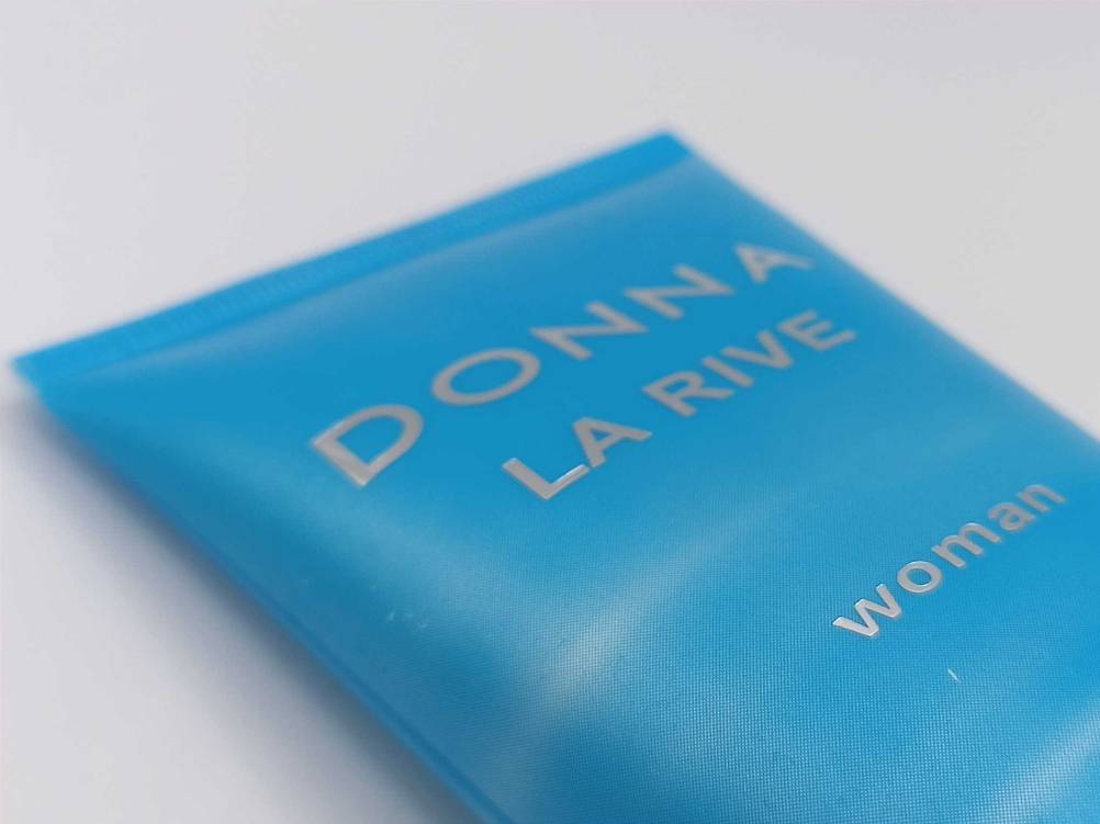 Im Test: Nahaufnahme des Logos eines Duschgels für Damen.