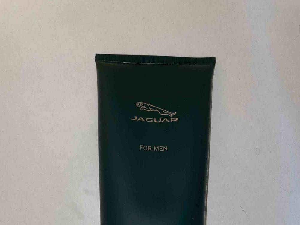 Duschgel Herren getestet: Nahaufnahme des Logos auf der Vorderseite der Verpackung.
