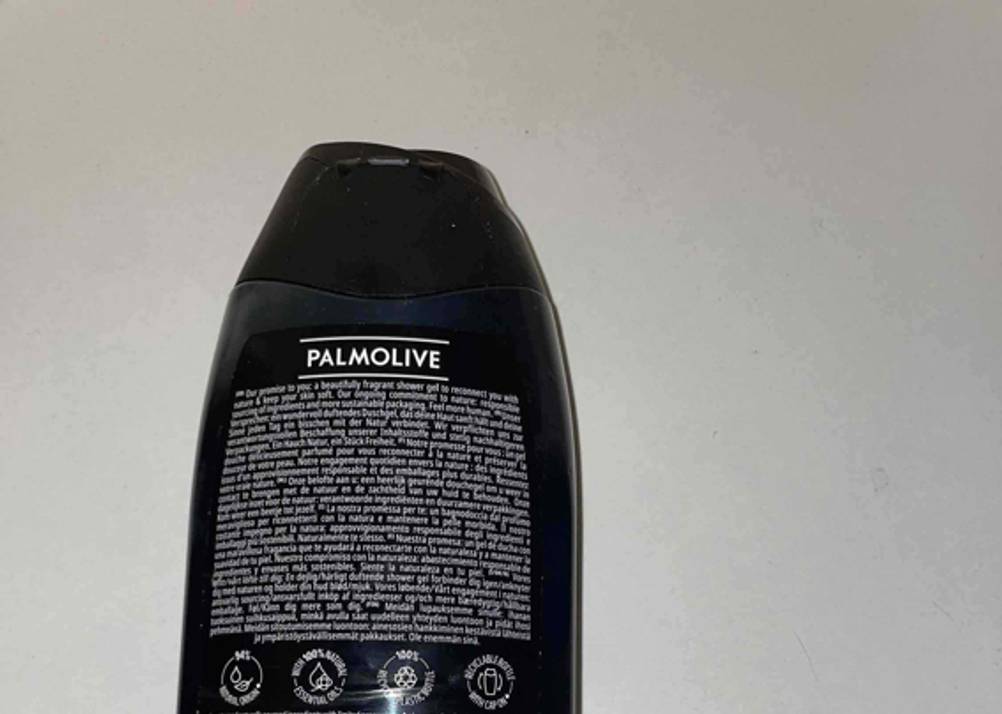 Nahaufnahme der Rückseite einer Flasche Duschgel für Herren im Test mit Informationen.