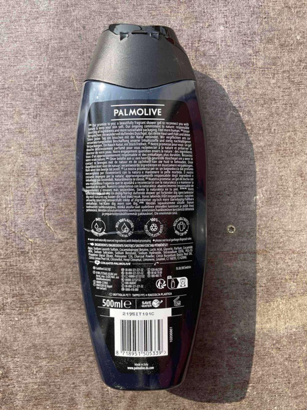 Rückseite einer Flasche getesteten Duschgels für Herren auf einer grauen Fläche.