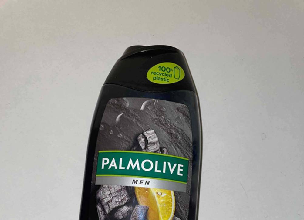 Nahaufnahme des Logos einer Flasche des getesteten Duschgel für Herren.