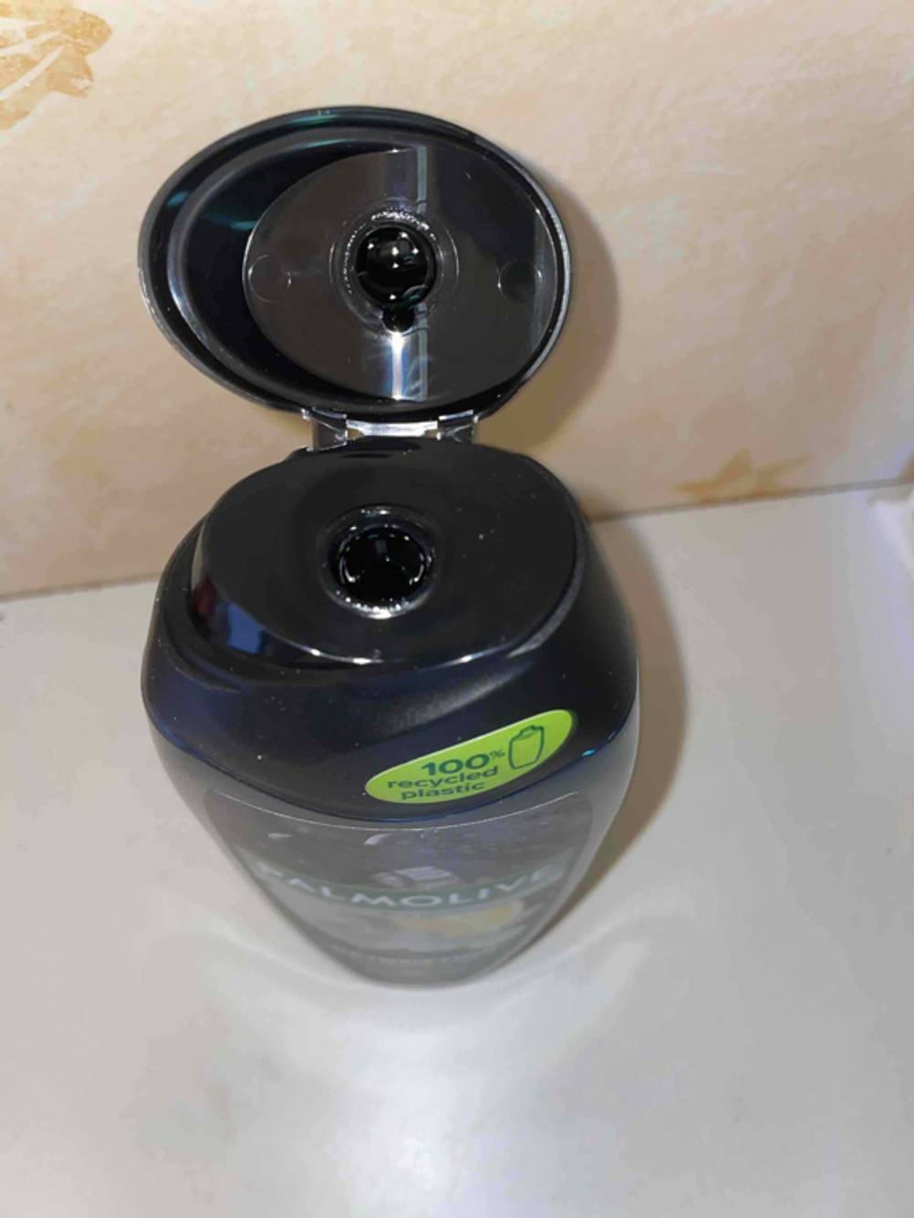 Eine offene Duschgel Flasche 
