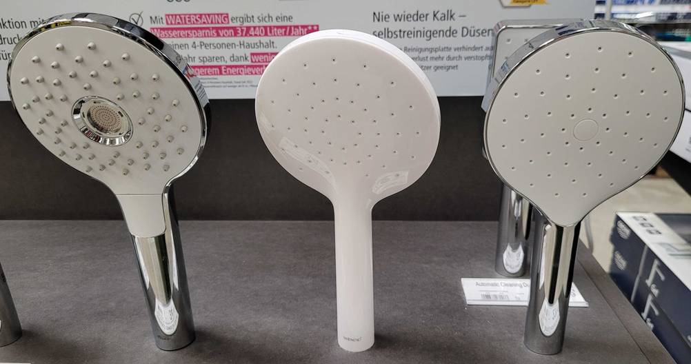Duschkopf getestet: Ein Kopf neben anderen in einer Ausstellung.