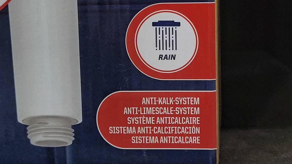 Nahaufnahme der Informationen auf der Verpackung eines getesteten Duschkopfes.