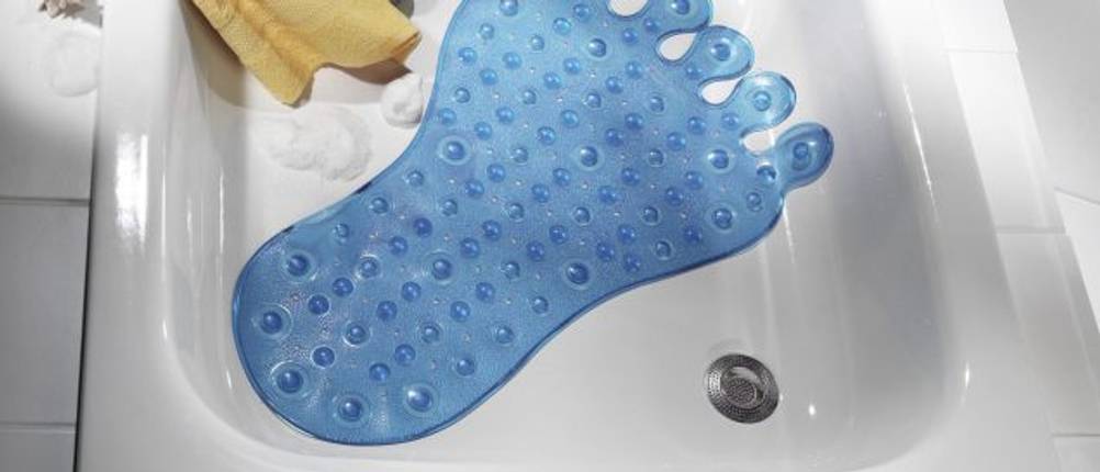 blaue duschmatte in fußform in dusche