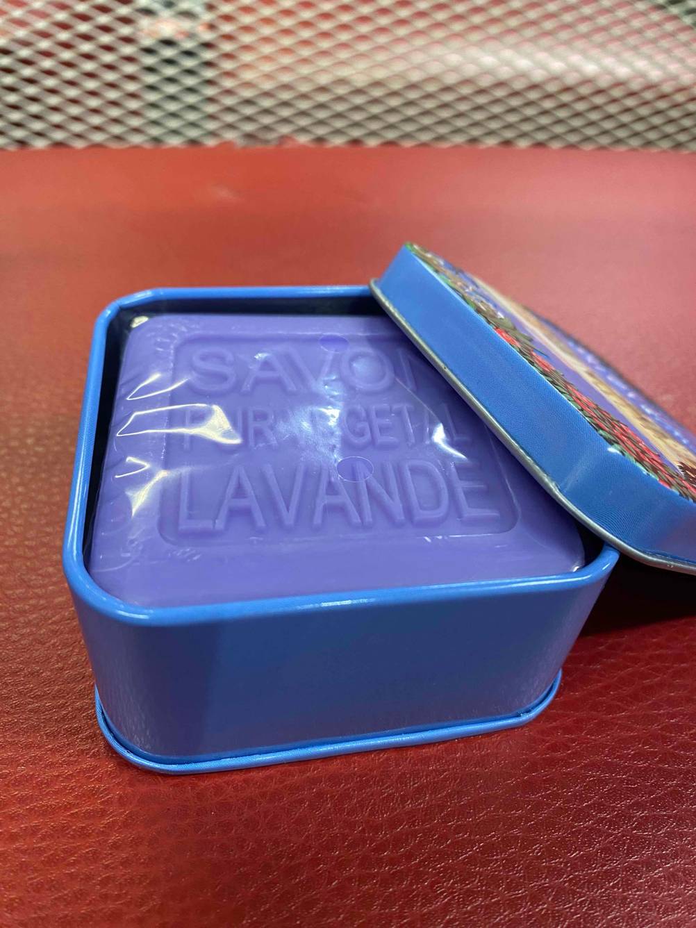 Getestetet: Eine Duschseife in ihrer Box mit angelehntem Deckel.