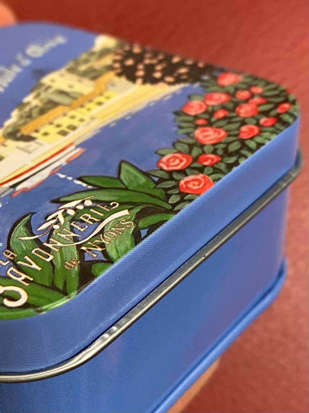 Nahaufnahme des Deckels einer getesteten Duschseife in einer Box.