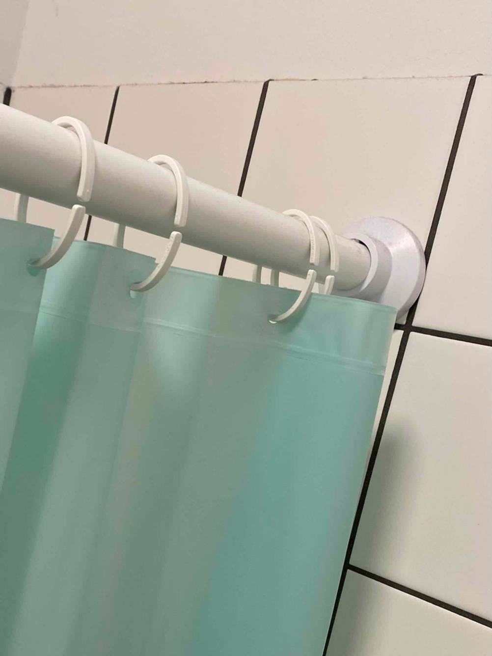 Nahaufnahme des befestigten Duschvorhangs im Test auf einer Duschstange.