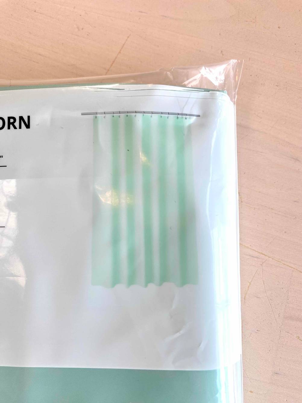 Duschvorhang im Test: Nahaufnahme der Abbildung des Duschvorhangs auf der Packung.