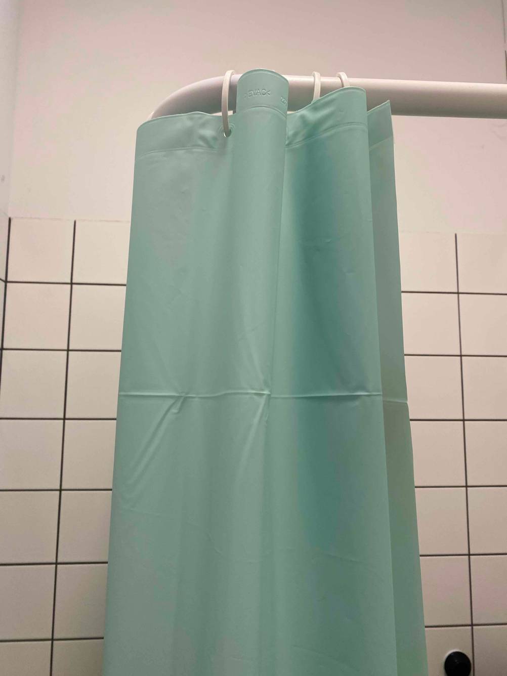 Ein grünlicher Duschvorhang