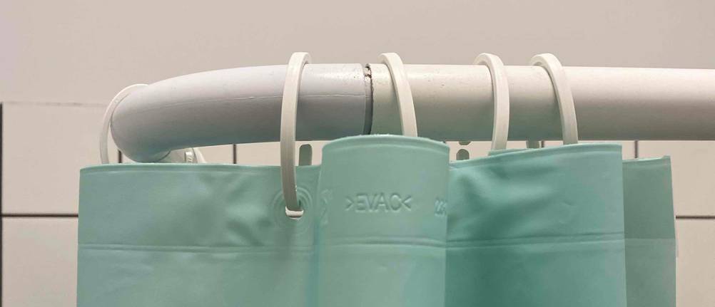 Ein grünlicher Duschvorhang 