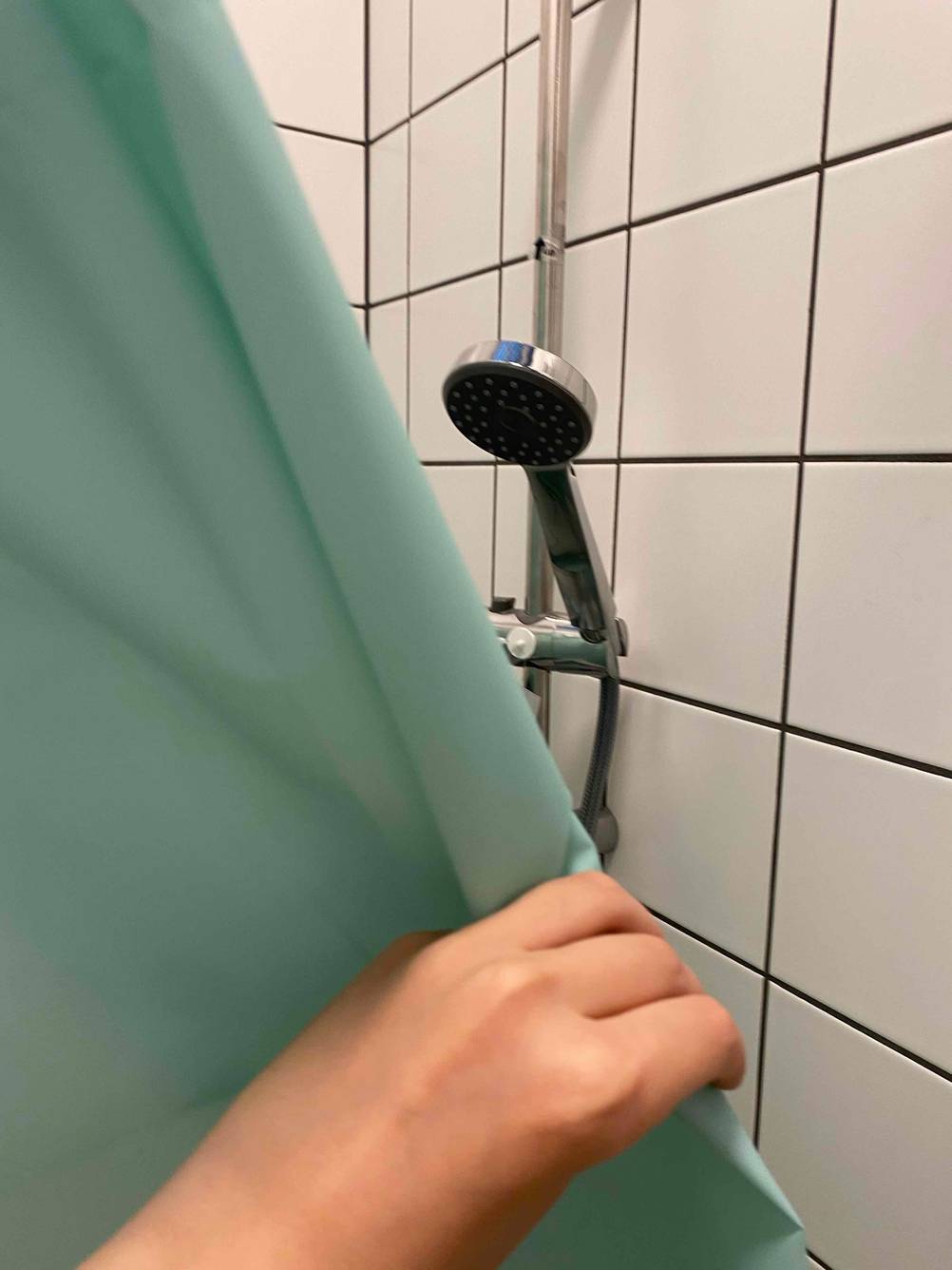 Ein grünlicher Duschvorhang