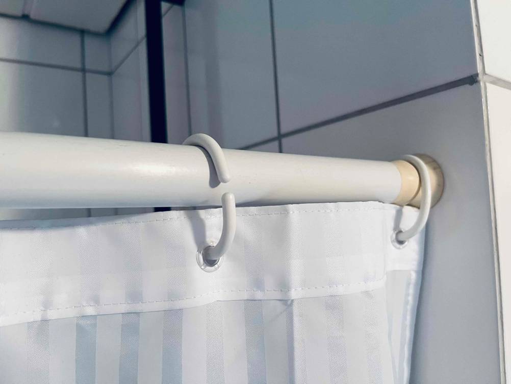 Duschvorhangstange im Test: An der Stange ist ein Duschvorhang befestigt.