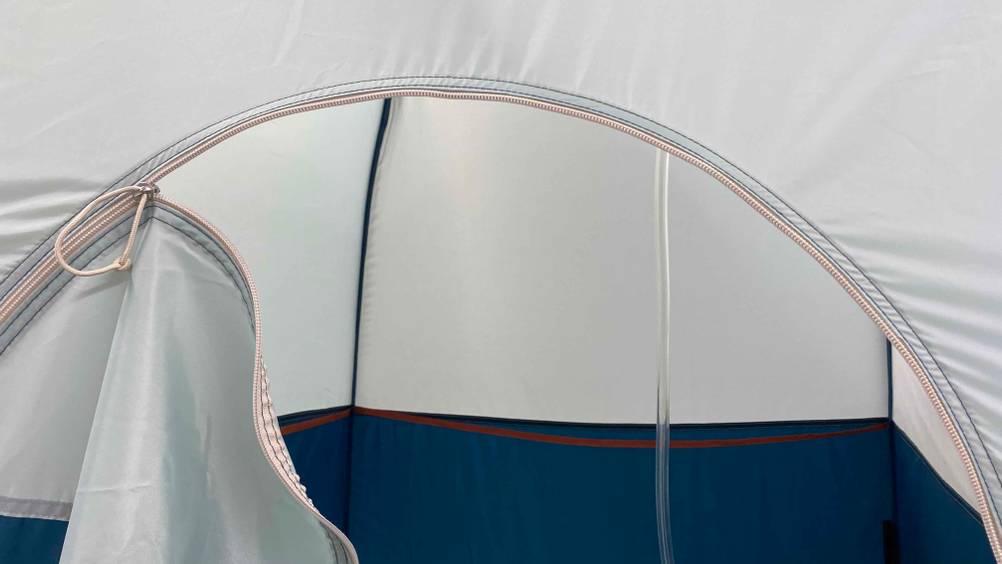 Im Test: Nahaufnahme des Reisverschlusses des Eingangs eines Duschzeltes.