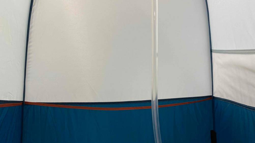 Duschzelt getestet: Innenraum mit Schlauch.