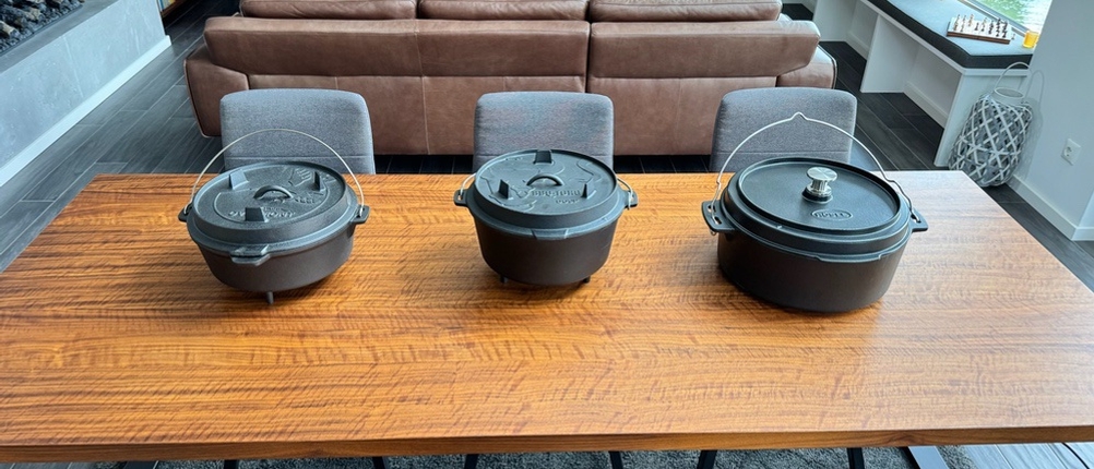 Drei Dutch Oven stehen nebeneinander auf einem Tisch
