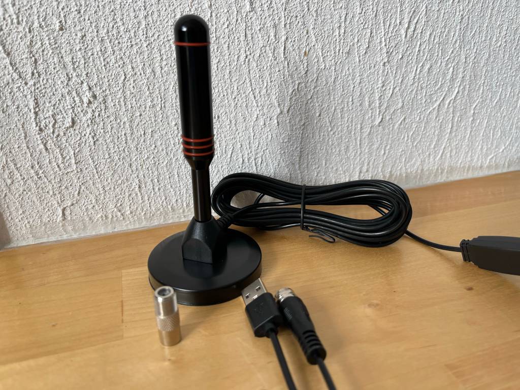 DVB-T-Antenne ausgepackt mit Zubehör.