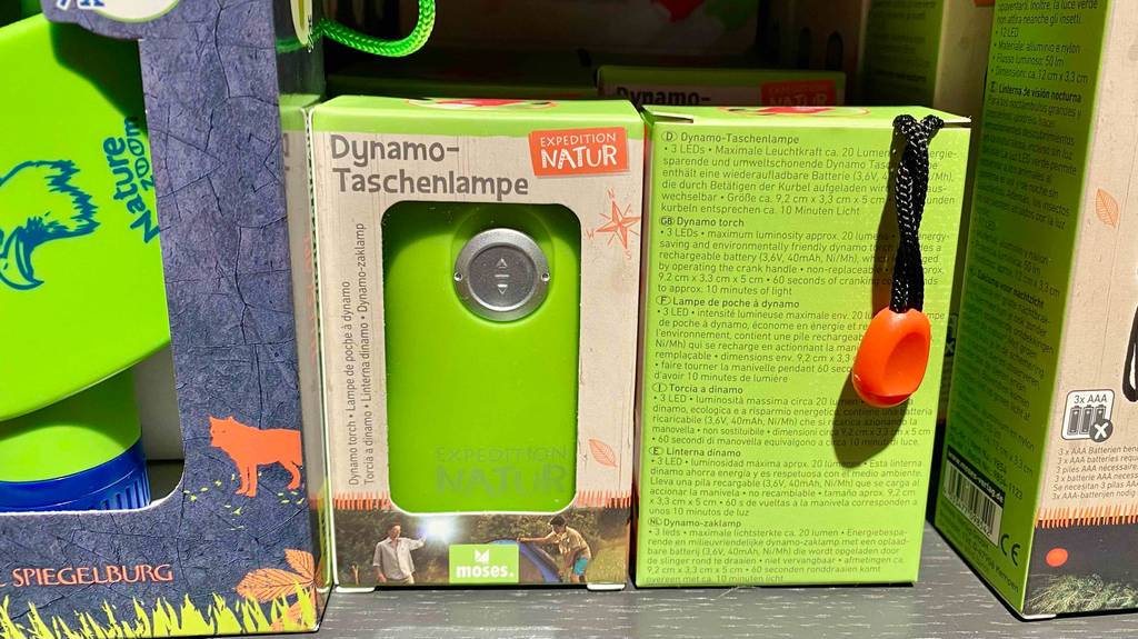 Eine Dynamo-Taschenlampe im Test: Rückseite von einer Verpackung mit Anwendungshinweisen. 