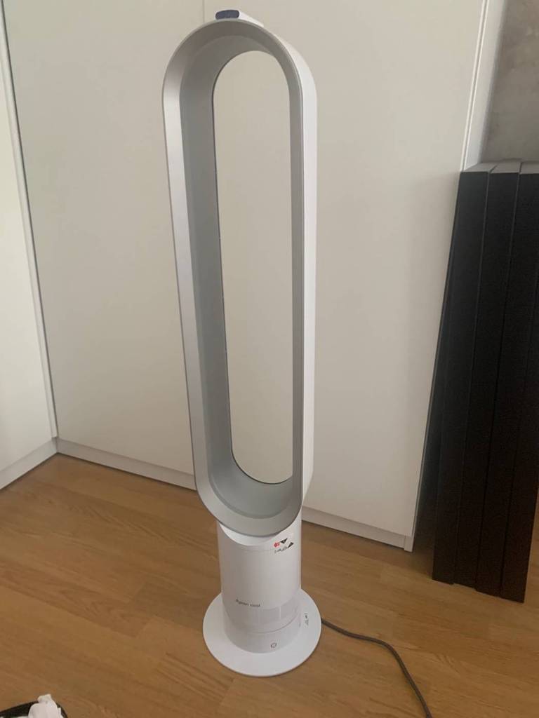 Leiser Ventilator im Test: ein weiß-silbernes Dyson Modell befindet sich in einem Wohnraum auf Parkett.