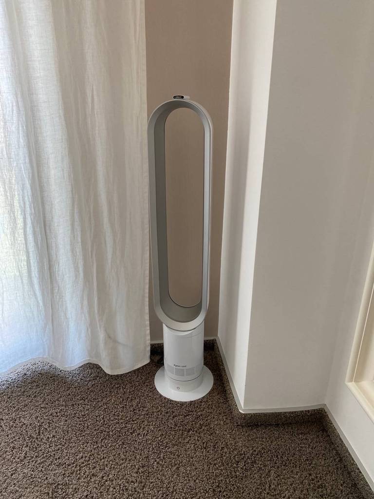 Turmventilator-Test: weißes Dyson-Modell steht in einem Wohnraum vor dem Fenster.