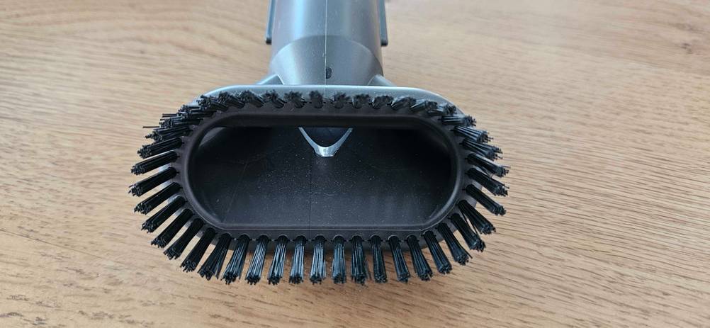 Dyson Staubsauger-Test: Nahaufnahme einer Zusatzbürste.