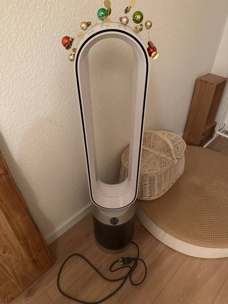 Luftreiniger-Test: ein Dyson TP 07 in weiß-schwarzem Design steht in einem häuslichen Ambiente.