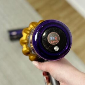 Das Display des Dyson V15 Detect zeigt den eingestellten Boost-Modus. Die Anzeige ist rot hinterlegt.