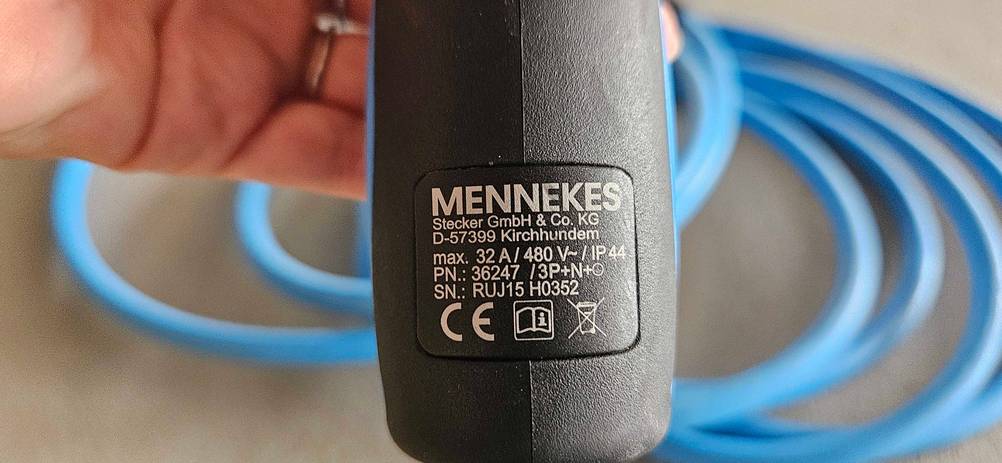 E-Auto-Ladekabel getestet: Nahaufnahme der Informationen zum Hersteller.