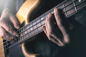 E-Bass aus hellem Holz