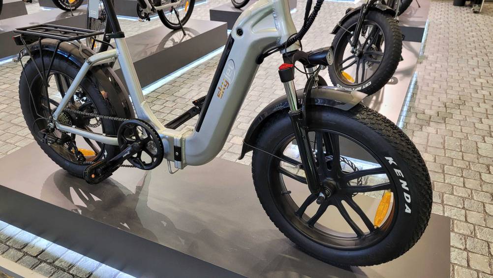 Ein E-Bike (Tiefeinstieg) vor einem Test freistehend in einer Halle.