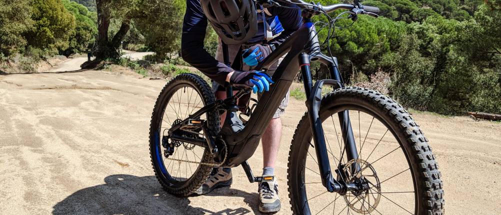 Eine Person repariert unterwegs ihr E-Bike.
