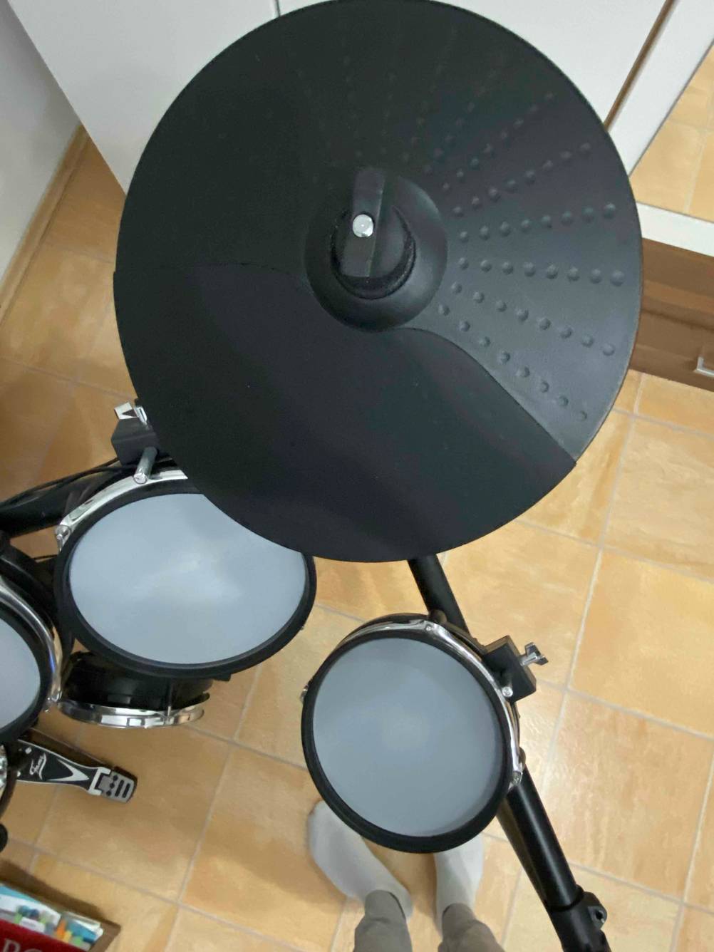 Becken und Drumpads von einem getesteten E-Drums-Set. 