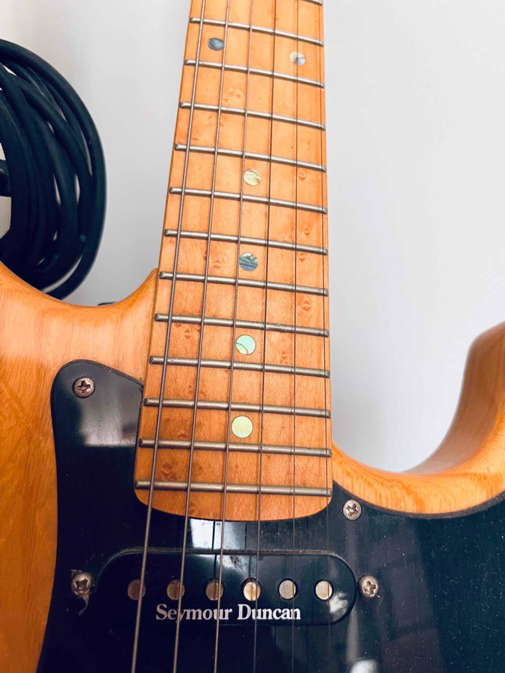 Hals und Griffbrett von einer getesteten E-Gitarre.