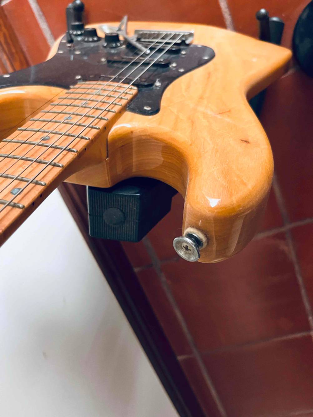 Decke und Hals von einer getesteten E-Gitarre.